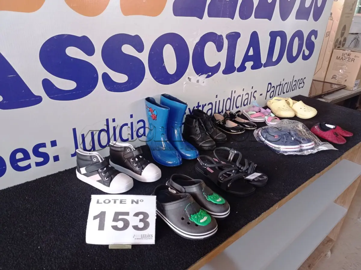 LOTE 153 - 10 - CALÇADOS INFANTIS (NO ESTADO, NÃO SABEMOS SE FUNCIONA. LEILÃO NÃO TEM GARANTIA E NEM DEVOLUÇÃO, SUJEITO A POSSÍVEIS AVARIAS VISÍVEIS/OCULTAS E/OU AUSÊNCIA DE COMPONENTES) 