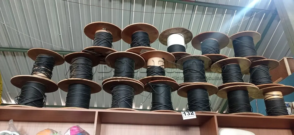 LOTE 132 - 01 LOTE COM VÁRIOS PEDAÇOS DE FIBRA ÓTICA. (NO ESTADO) ATENÇÃO! FAZER A VISITAÇÃO ANTES DE ARREMATAR, NÃO SABEMOS SE FUNCIONA. LEILÃO NÃO TEM GARANTIA E NEM DEVOLUÇÃO, SUJEITO A POSSÍVEIS AVARIAS VISÍVEIS/OCULTAS E/OU AUSÊNCIA DE COMPONENTES.