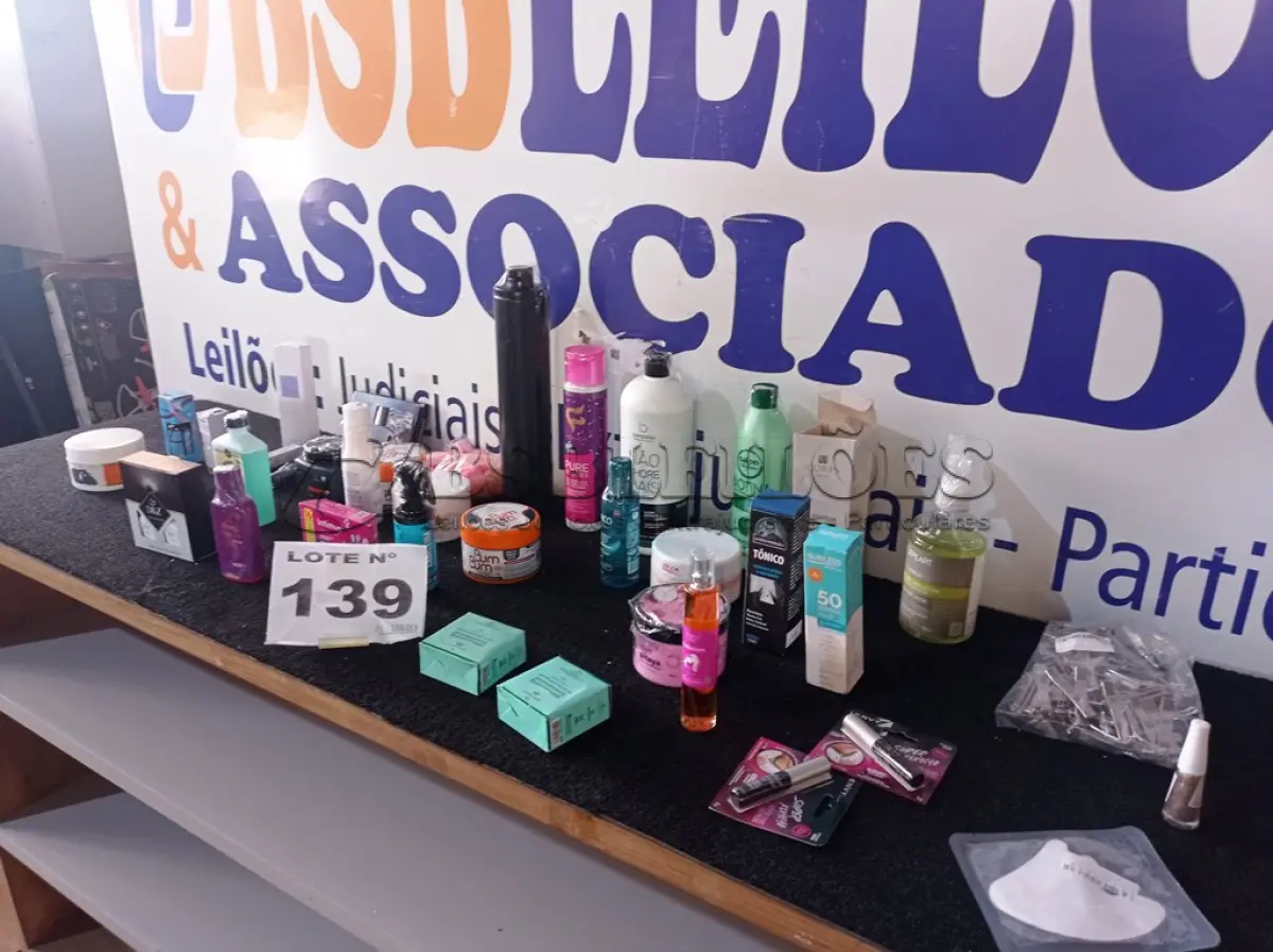 LOTE 139 - 40 – COSMÉTICOS VARIADOS  (APROXIMADAMENTE)(NO ESTADO, NÃO SABEMOS SE FUNCIONA. LEILÃO NÃO TEM GARANTIA E NEM DEVOLUÇÃO, SUJEITO A POSSÍVEIS AVARIAS VISÍVEIS/OCULTAS E/OU AUSÊNCIA DE COMPONENTES)