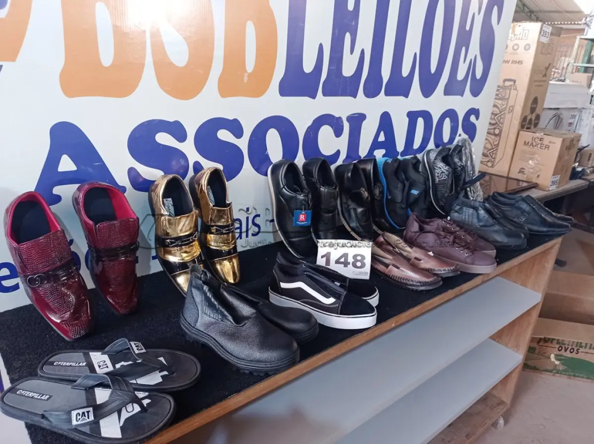 LOTE 148 - 13 – CALÇADOS MASCULINOS VARIADOS (NO ESTADO, NÃO SABEMOS SE FUNCIONA. LEILÃO NÃO TEM GARANTIA E NEM DEVOLUÇÃO, SUJEITO A POSSÍVEIS AVARIAS VISÍVEIS/OCULTAS E/OU AUSÊNCIA DE COMPONENTES)