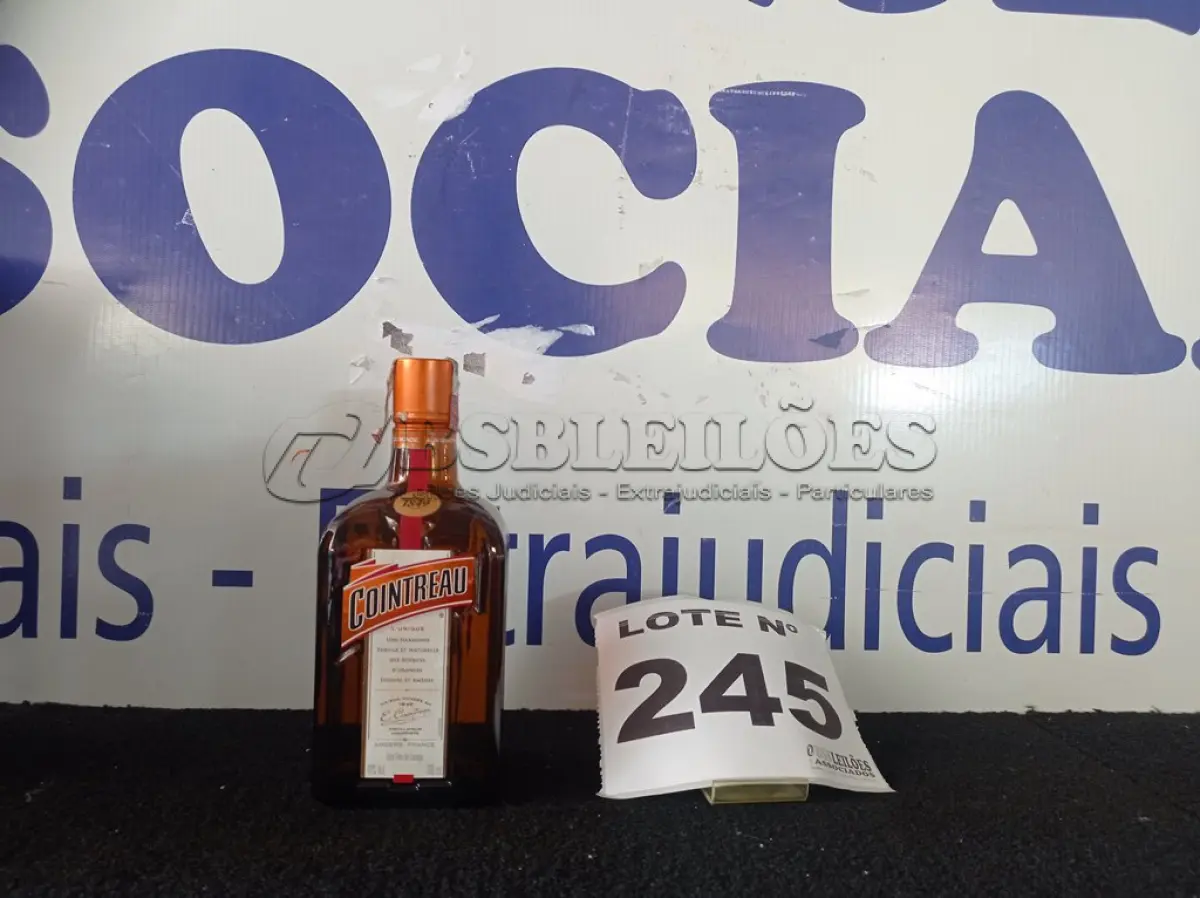 LOTE 245 - 01 - LICOR COINTREAU 700 ML (NO ESTADO, NÃO SABEMOS SE FUNCIONA. LEILÃO NÃO TEM GARANTIA E NEM DEVOLUÇÃO, SUJEITO A POSSÍVEIS AVARIAS VISÍVEIS/OCULTAS E/OU AUSÊNCIA DE COMPONENTES)