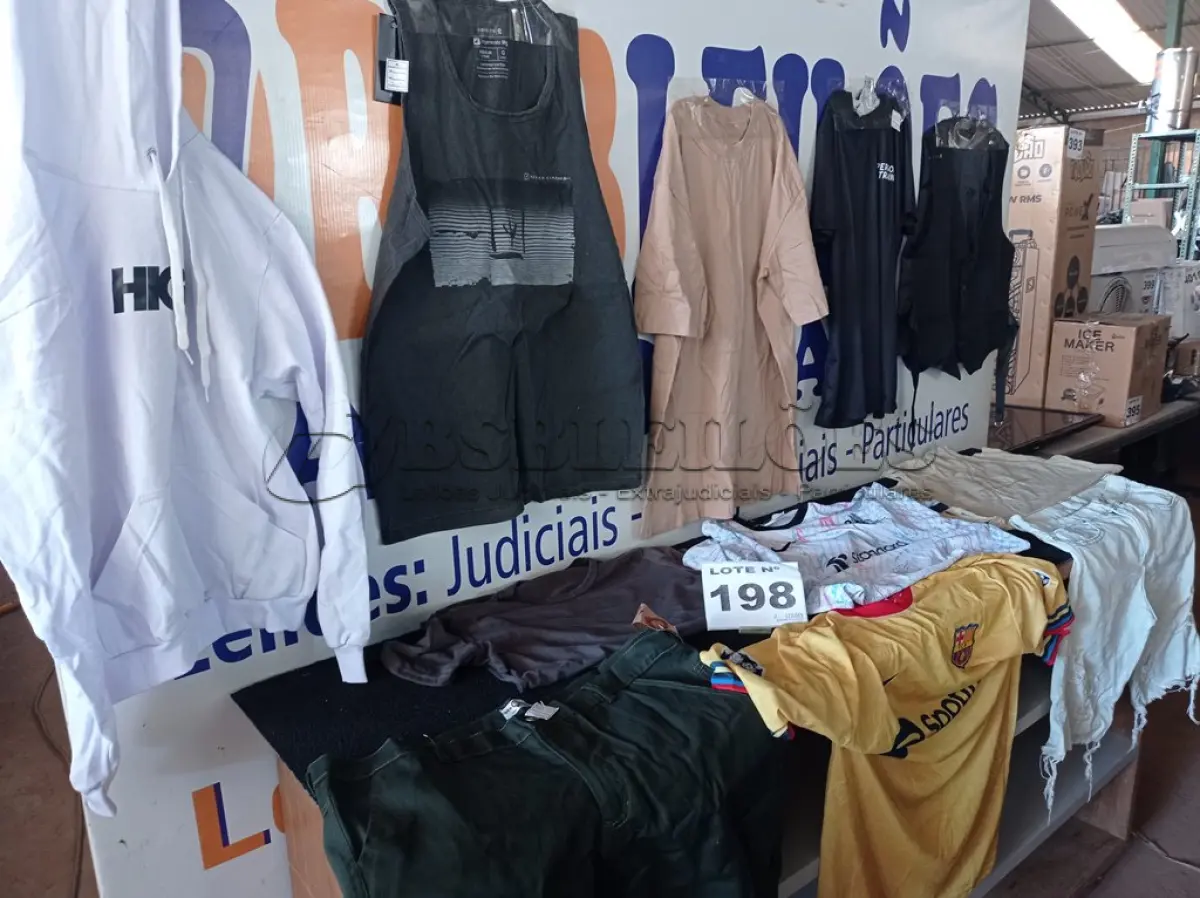 LOTE 198 - 30 – PEÇAS DE ROUPAS MASCULINAS  (APROXIMADAMENTE)(NO ESTADO, NÃO SABEMOS SE FUNCIONA. LEILÃO NÃO TEM GARANTIA E NEM DEVOLUÇÃO, SUJEITO A POSSÍVEIS AVARIAS VISÍVEIS/OCULTAS E/OU AUSÊNCIA DE COMPONENTES)