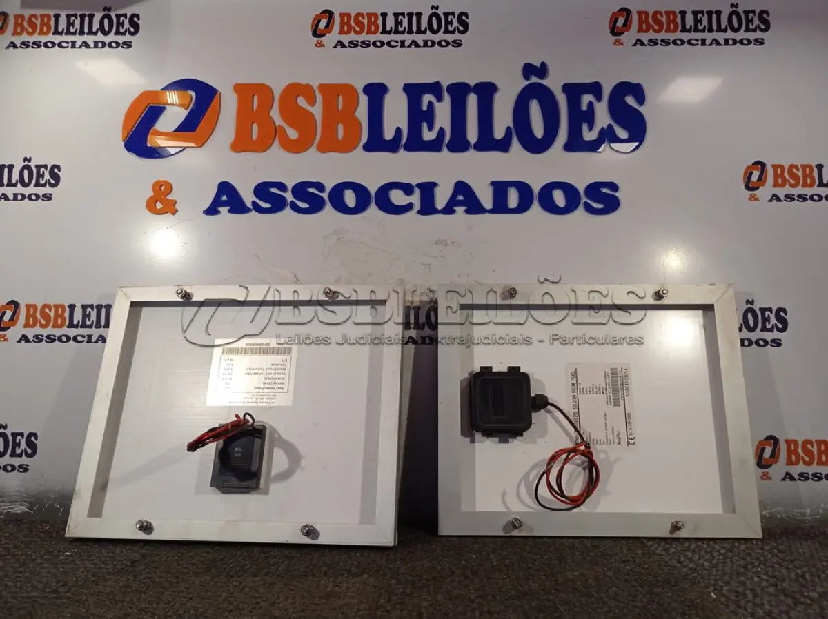 LOTE 466 - 02 PAINÉIS SOLARES 18V 10W.  (NO ESTADO) ATENÇÃO! FAZER A VISITAÇÃO ANTES DE ARREMATAR, NÃO SABEMOS SE FUNCIONA. LEILÃO NÃO TEM GARANTIA E NEM DEVOLUÇÃO, SUJEITO A POSSÍVEIS AVARIAS VISÍVEIS/OCULTAS E/OU AUSÊNCIA DE COMPONENTES.