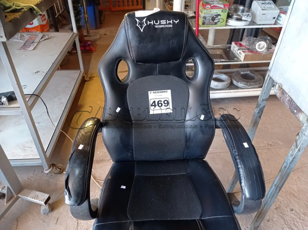 LOTE 469 - 01 CADEIRA GAMER. (NO ESTADO) ATENÇÃO! FAZER A VISITAÇÃO ANTES DE ARREMATAR, NÃO SABEMOS SE FUNCIONA. LEILÃO NÃO TEM GARANTIA E NEM DEVOLUÇÃO, SUJEITO A POSSÍVEIS AVARIAS VISÍVEIS/OCULTAS E/OU AUSÊNCIA DE COMPONENTES.