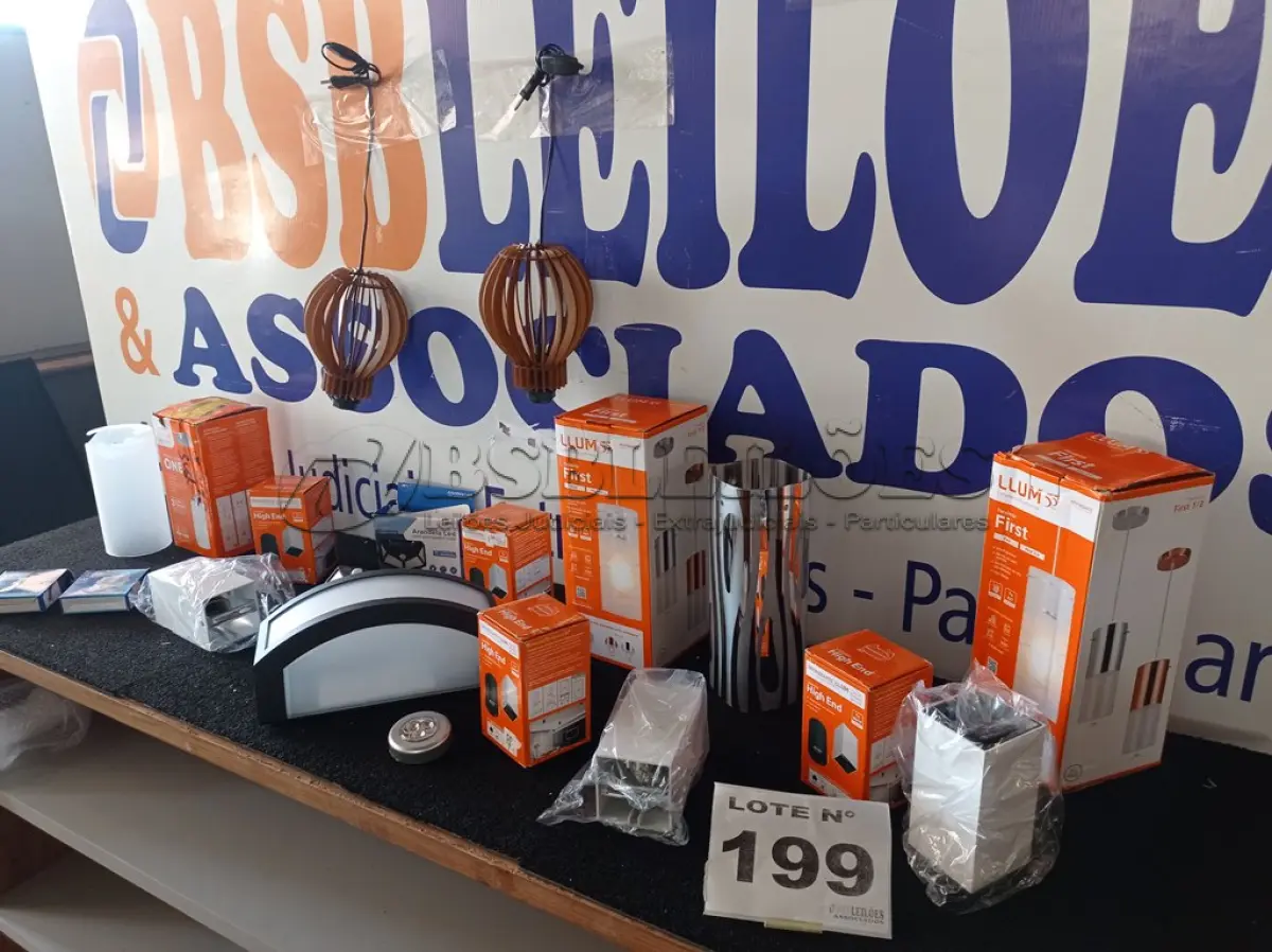 LOTE 199 - 15- PEÇAS DE LUMINÁRIA (APROXIMADAMENTE) (NO ESTADO, NÃO SABEMOS SE FUNCIONA. LEILÃO NÃO TEM GARANTIA E NEM DEVOLUÇÃO, SUJEITO A POSSÍVEIS AVARIAS VISÍVEIS/OCULTAS E/OU AUSÊNCIA DE COMPONENTES)