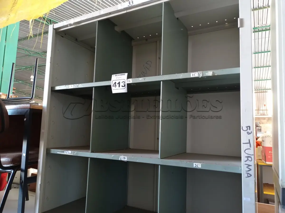 LOTE 413 - 01 ARMÁRIO ROUPEIRO INCOMPLETO. (NO ESTADO) ATENÇÃO! FAZER A VISITAÇÃO ANTES DE ARREMATAR, NÃO SABEMOS SE FUNCIONA. LEILÃO NÃO TEM GARANTIA E NEM DEVOLUÇÃO, SUJEITO A POSSÍVEIS AVARIAS VISÍVEIS/OCULTAS E/OU AUSÊNCIA DE COMPONENTES.