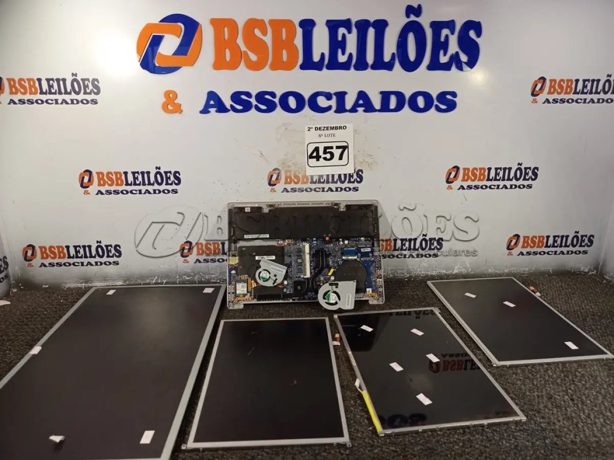 LOTE 457 - 01 PLACA MÃE DE NOTEBOOK E 04 TELAS DIVERSAS. (NO ESTADO) ATENÇÃO! FAZER A VISITAÇÃO ANTES DE ARREMATAR, NÃO SABEMOS SE FUNCIONA. LEILÃO NÃO TEM GARANTIA E NEM DEVOLUÇÃO, SUJEITO A POSSÍVEIS AVARIAS VISÍVEIS/OCULTAS E/OU AUSÊNCIA DE COMPONENTES.