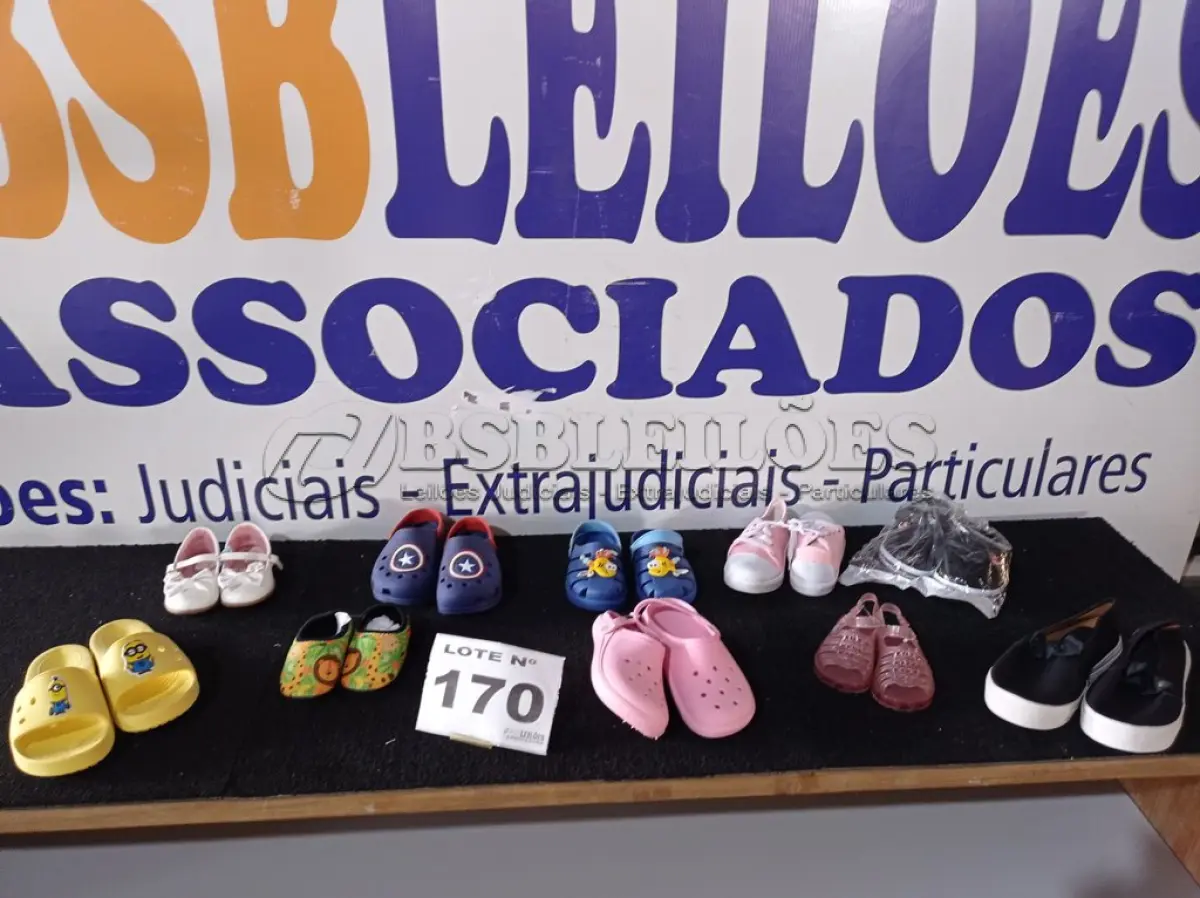 LOTE 170 - 10 - CALÇADOS INFANTIS (NO ESTADO, NÃO SABEMOS SE FUNCIONA. LEILÃO NÃO TEM GARANTIA E NEM DEVOLUÇÃO, SUJEITO A POSSÍVEIS AVARIAS VISÍVEIS/OCULTAS E/OU AUSÊNCIA DE COMPONENTES)