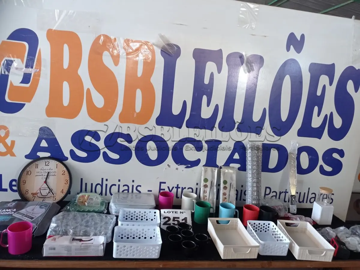 LOTE 251 - 56 – UTENSÍLIOS PARA COZINHA DIVERSOS (APROXIMADAMENTE)(NO ESTADO, NÃO SABEMOS SE FUNCIONA. LEILÃO NÃO TEM GARANTIA E NEM DEVOLUÇÃO, SUJEITO A POSSÍVEIS AVARIAS VISÍVEIS/OCULTAS E/OU AUSÊNCIA DE COMPONENTES)