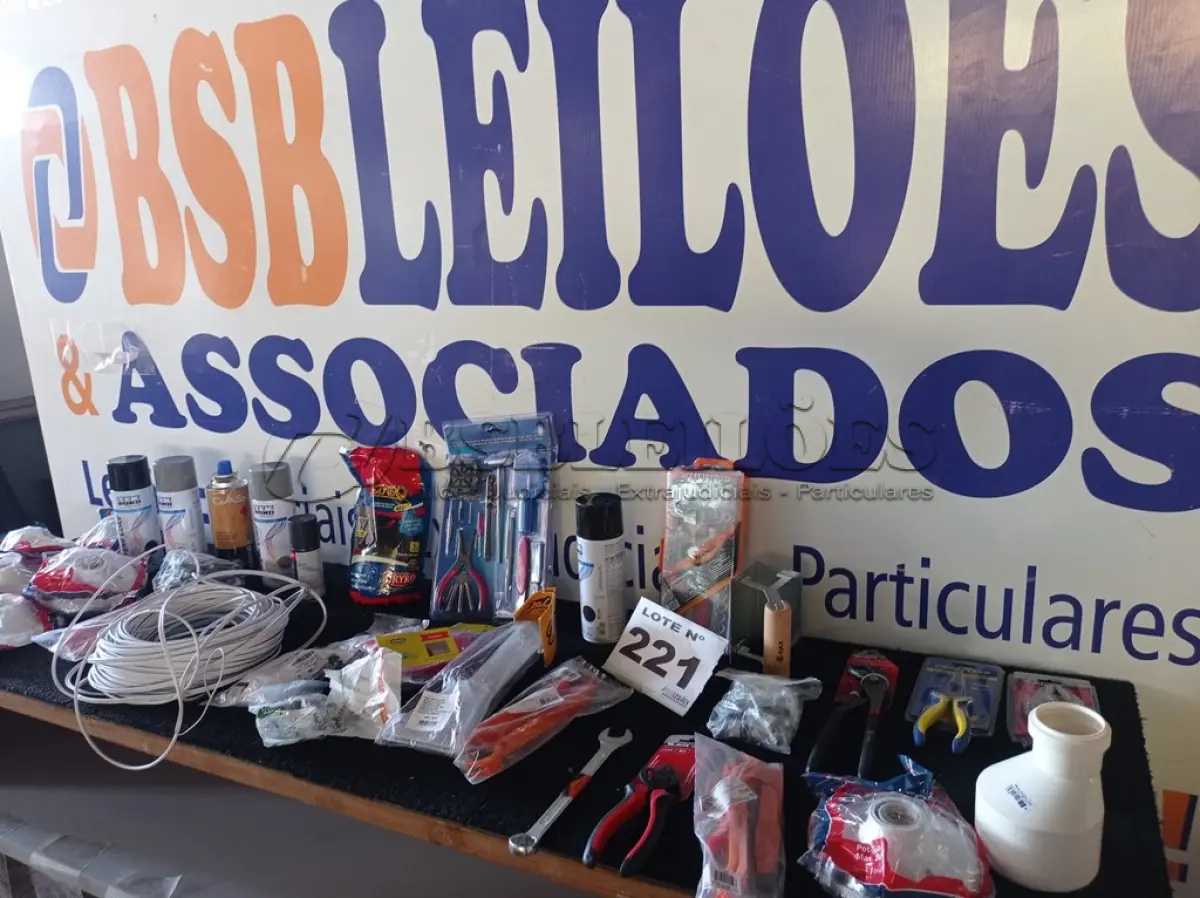 LOTE 221 - 40 – ITENS DE FERRAGISTA (APROXIMADAMENTE) (NO ESTADO, NÃO SABEMOS SE FUNCIONA. LEILÃO NÃO TEM GARANTIA E NEM DEVOLUÇÃO, SUJEITO A POSSÍVEIS AVARIAS VISÍVEIS/OCULTAS E/OU AUSÊNCIA DE COMPONENTES)