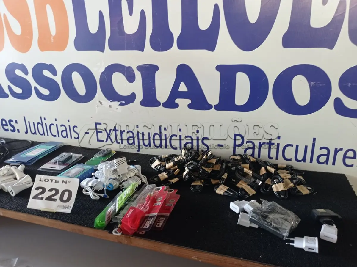 LOTE 220 - 250 – ITENS PARA CELULARES DIVERSOS  (APROXIMADAMENTE)(NO ESTADO, NÃO SABEMOS SE FUNCIONA. LEILÃO NÃO TEM GARANTIA E NEM DEVOLUÇÃO, SUJEITO A POSSÍVEIS AVARIAS VISÍVEIS/OCULTAS E/OU AUSÊNCIA DE COMPONENTES)