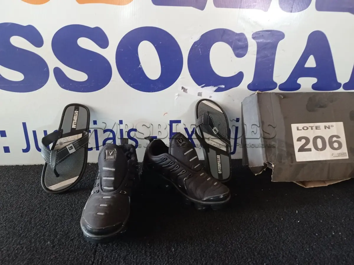 LOTE 206 - 02 – PARES DE CALÇADOS MASCULINO Nº 37 (NO ESTADO, NÃO SABEMOS SE FUNCIONA. LEILÃO NÃO TEM GARANTIA E NEM DEVOLUÇÃO, SUJEITO A POSSÍVEIS AVARIAS VISÍVEIS/OCULTAS E/OU AUSÊNCIA DE COMPONENTES)