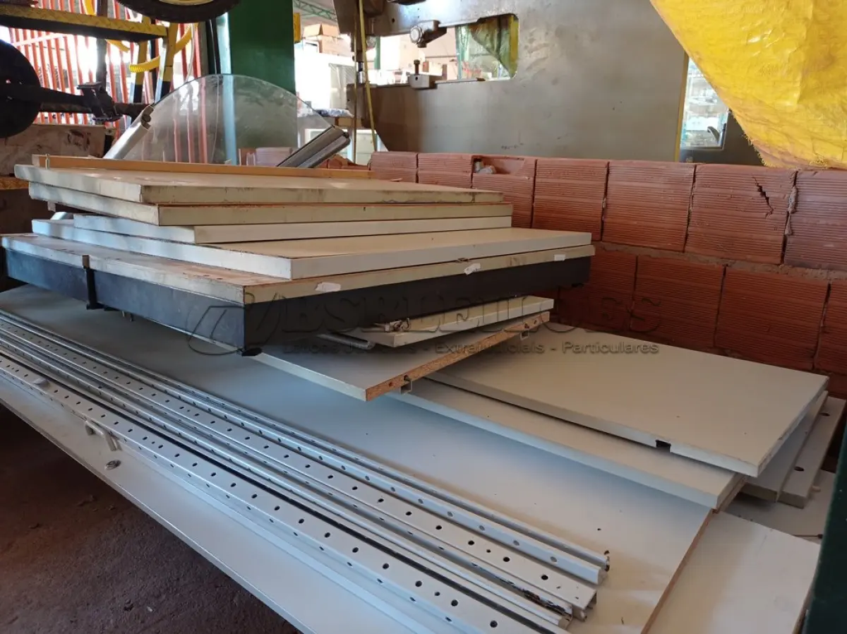 LOTE 422 - 01 LOTE COM VÁRIAS PEÇAS DE ARMÁRIO DE MADEIRA DESMONTADAS. (NO ESTADO) ATENÇÃO! FAZER A VISITAÇÃO ANTES DE ARREMATAR, NÃO SABEMOS SE FUNCIONA. LEILÃO NÃO TEM GARANTIA E NEM DEVOLUÇÃO, SUJEITO A POSSÍVEIS AVARIAS VISÍVEIS/OCULTAS E/OU AUSÊNCIA DE COMPONENTES.