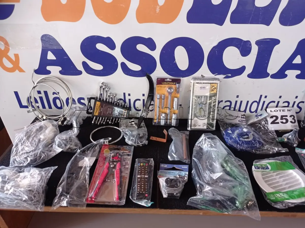 LOTE 253 - 32 – ITENS PARA FERRAGISTA DIVERSOS (APROXIMADAMENTE) (NO ESTADO, NÃO SABEMOS SE FUNCIONA. LEILÃO NÃO TEM GARANTIA E NEM DEVOLUÇÃO, SUJEITO A POSSÍVEIS AVARIAS VISÍVEIS/OCULTAS E/OU AUSÊNCIA DE COMPONENTES)