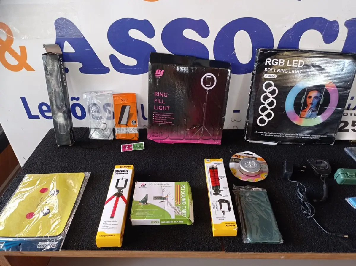 LOTE 252 - 20 – ACESSÓRIOS PARA INFORMÁTICA/CELULARES (APROXIMADAMENTE) (NO ESTADO, NÃO SABEMOS SE FUNCIONA. LEILÃO NÃO TEM GARANTIA E NEM DEVOLUÇÃO, SUJEITO A POSSÍVEIS AVARIAS VISÍVEIS/OCULTAS E/OU AUSÊNCIA DE COMPONENTES)
