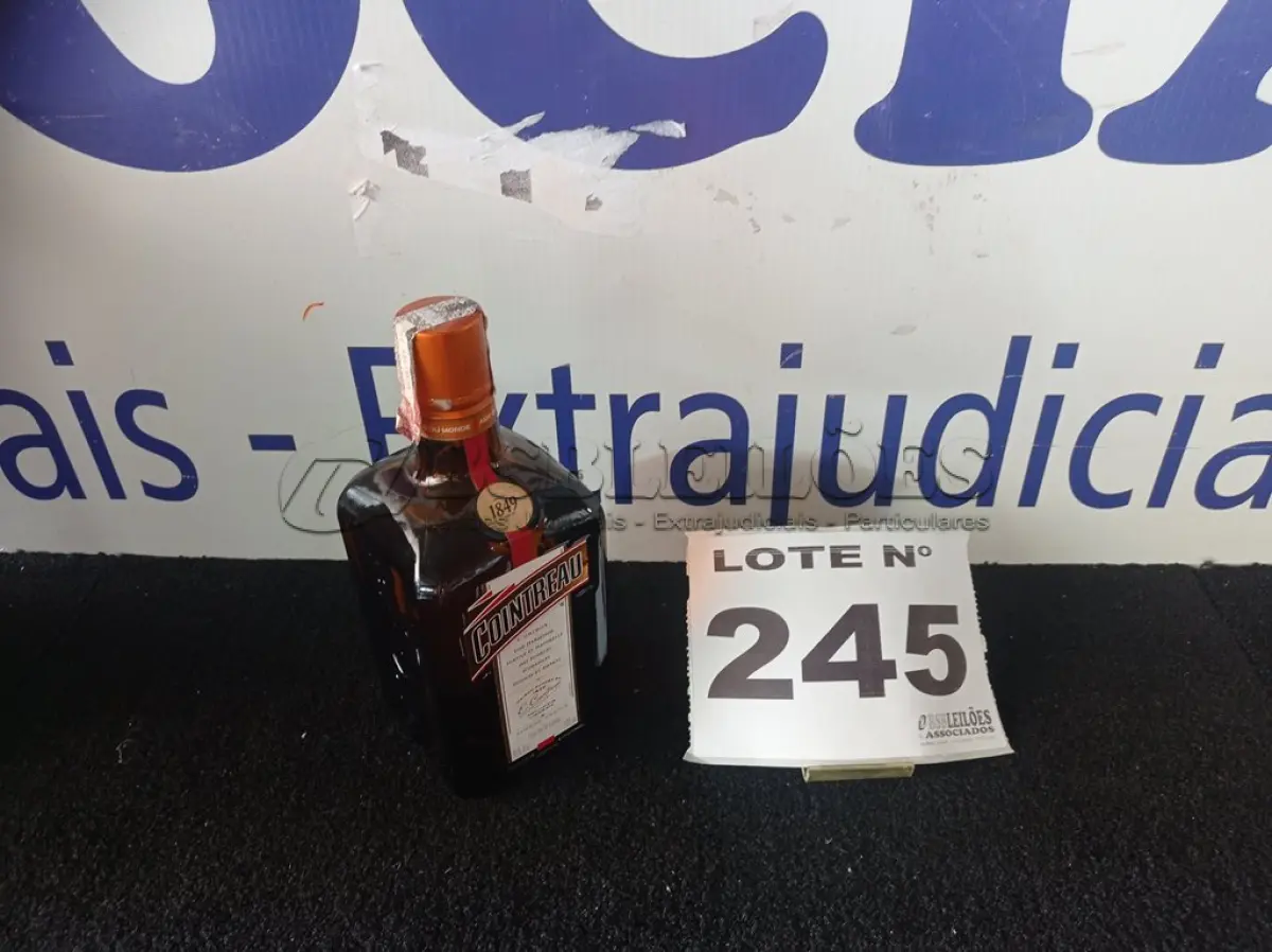 LOTE 245 - 01 - LICOR COINTREAU 700 ML (NO ESTADO, NÃO SABEMOS SE FUNCIONA. LEILÃO NÃO TEM GARANTIA E NEM DEVOLUÇÃO, SUJEITO A POSSÍVEIS AVARIAS VISÍVEIS/OCULTAS E/OU AUSÊNCIA DE COMPONENTES)