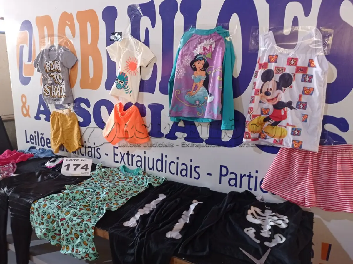 LOTE 174 - 42 – PEÇAS DE ROUPAS INFANTIS  (APROXIMADAMENTE)(NO ESTADO, NÃO SABEMOS SE FUNCIONA. LEILÃO NÃO TEM GARANTIA E NEM DEVOLUÇÃO, SUJEITO A POSSÍVEIS AVARIAS VISÍVEIS/OCULTAS E/OU AUSÊNCIA DE COMPONENTES)