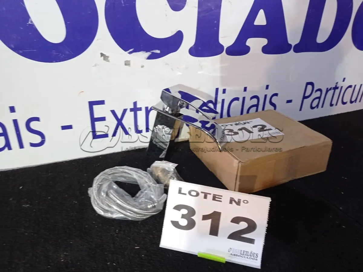 LOTE 312 - 01 - TORNEIRA CASCATA BANHEIRO BAIXA QUADRADA MONOCOMANDO (NO ESTADO, NÃO SABEMOS SE FUNCIONA. LEILÃO NÃO TEM GARANTIA E NEM DEVOLUÇÃO, SUJEITO A POSSÍVEIS AVARIAS VISÍVEIS/OCULTAS E/OU AUSÊNCIA DE COMPONENTES)