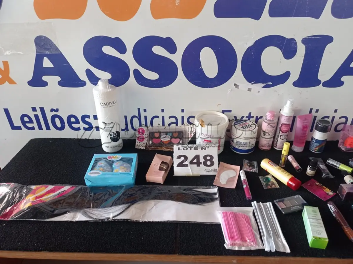 LOTE 248 - 40 – ITENS DE COSMÉTICOS DIVERSOS (APROXIMADAMENTE) (NO ESTADO, NÃO SABEMOS SE FUNCIONA. LEILÃO NÃO TEM GARANTIA E NEM DEVOLUÇÃO, SUJEITO A POSSÍVEIS AVARIAS VISÍVEIS/OCULTAS E/OU AUSÊNCIA DE COMPONENTES)
