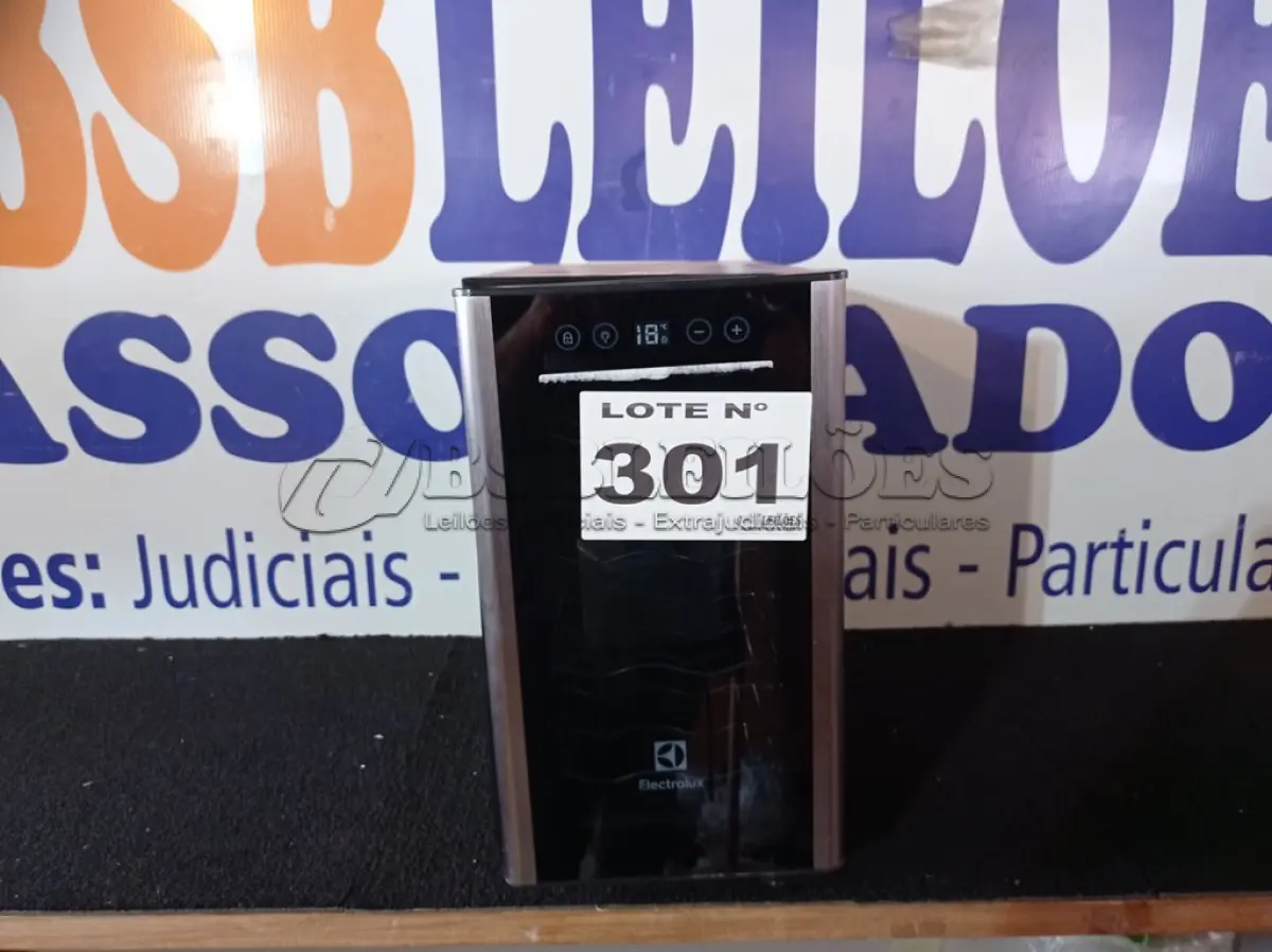LOTE 301 - 01 - ADEGA ELECTROLUX 8 GARRAFAS ACABAMENTO EM ALUMÍNIO (NO ESTADO, NÃO SABEMOS SE FUNCIONA. LEILÃO NÃO TEM GARANTIA E NEM DEVOLUÇÃO, SUJEITO A POSSÍVEIS AVARIAS VISÍVEIS/OCULTAS E/OU AUSÊNCIA DE COMPONENTES)