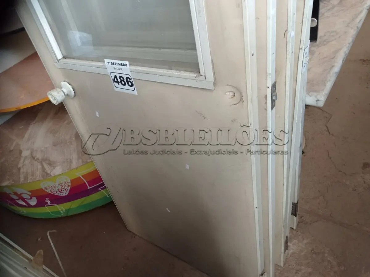 LOTE 486 - 05 PORTAS PARA DIVISÓRIAS. (NO ESTADO) ATENÇÃO! FAZER A VISITAÇÃO ANTES DE ARREMATAR, NÃO SABEMOS SE FUNCIONA. LEILÃO NÃO TEM GARANTIA E NEM DEVOLUÇÃO, SUJEITO A POSSÍVEIS AVARIAS VISÍVEIS/OCULTAS E/OU AUSÊNCIA DE COMPONENTES.