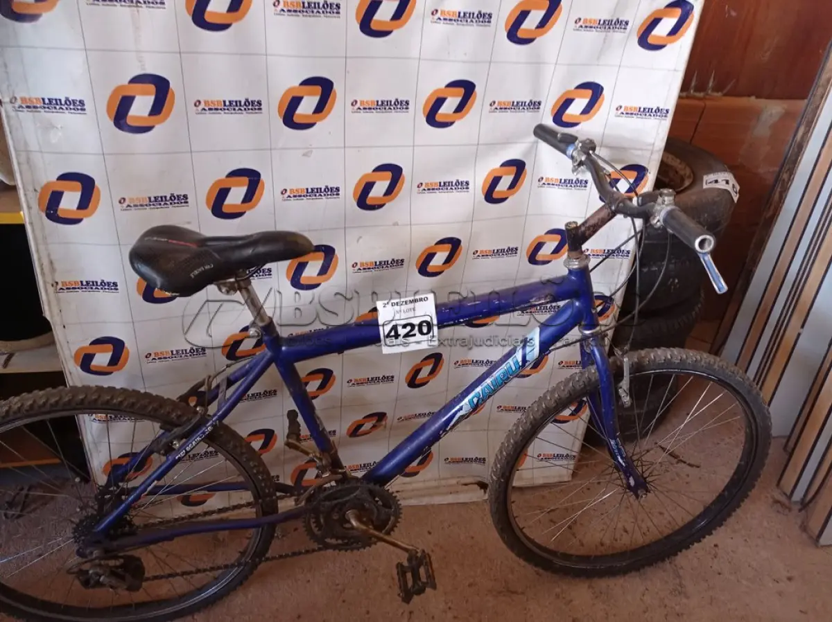 LOTE 420 - 01 BICICLETA ARO 26. (NO ESTADO) ATENÇÃO! FAZER A VISITAÇÃO ANTES DE ARREMATAR, NÃO SABEMOS SE FUNCIONA. LEILÃO NÃO TEM GARANTIA E NEM DEVOLUÇÃO, SUJEITO A POSSÍVEIS AVARIAS VISÍVEIS/OCULTAS E/OU AUSÊNCIA DE COMPONENTES.
