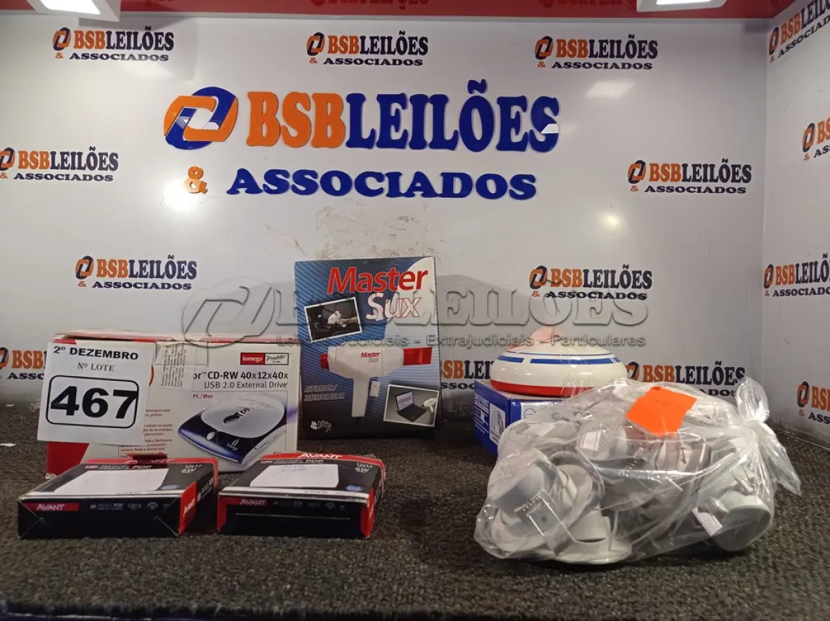 LOTE 467 - 01 SOPRADOR, 01 ROBÔ ASPIRADOR, 01 DVD EXTERNO E VÁRIAS LUMINÁRIAS. (NO ESTADO) ATENÇÃO! FAZER A VISITAÇÃO ANTES DE ARREMATAR, NÃO SABEMOS SE FUNCIONA. LEILÃO NÃO TEM GARANTIA E NEM DEVOLUÇÃO, SUJEITO A POSSÍVEIS AVARIAS VISÍVEIS/OCULTAS E/OU AUSÊNCIA DE COMPONENTES.