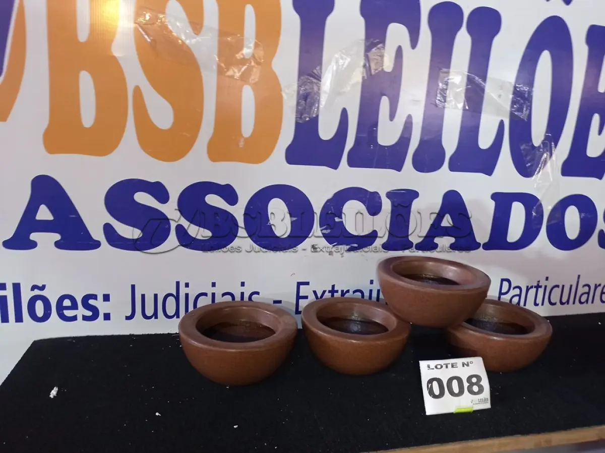LOTE 008 - 04 - VASOS DE PLANTAS (NO ESTADO, NÃO SABEMOS SE FUNCIONA. LEILÃO NÃO TEM GARANTIA E NEM DEVOLUÇÃO, SUJEITO A POSSÍVEIS AVARIAS VISÍVEIS/OCULTAS E/OU AUSÊNCIA DE COMPONENTES)