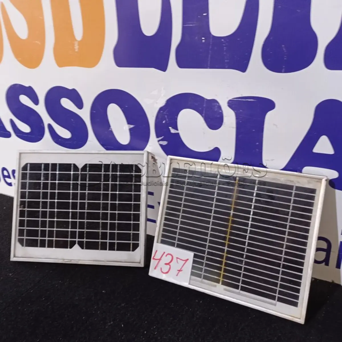LOTE 437 - 02 PAINÉIS SOLARES 18V 10W. (NO ESTADO) ATENÇÃO! FAZER A VISITAÇÃO ANTES DE ARREMATAR, NÃO SABEMOS SE FUNCIONA. LEILÃO NÃO TEM GARANTIA E NEM DEVOLUÇÃO, SUJEITO A POSSÍVEIS AVARIAS VISÍVEIS/OCULTAS E/OU AUSÊNCIA DE COMPONENTES.