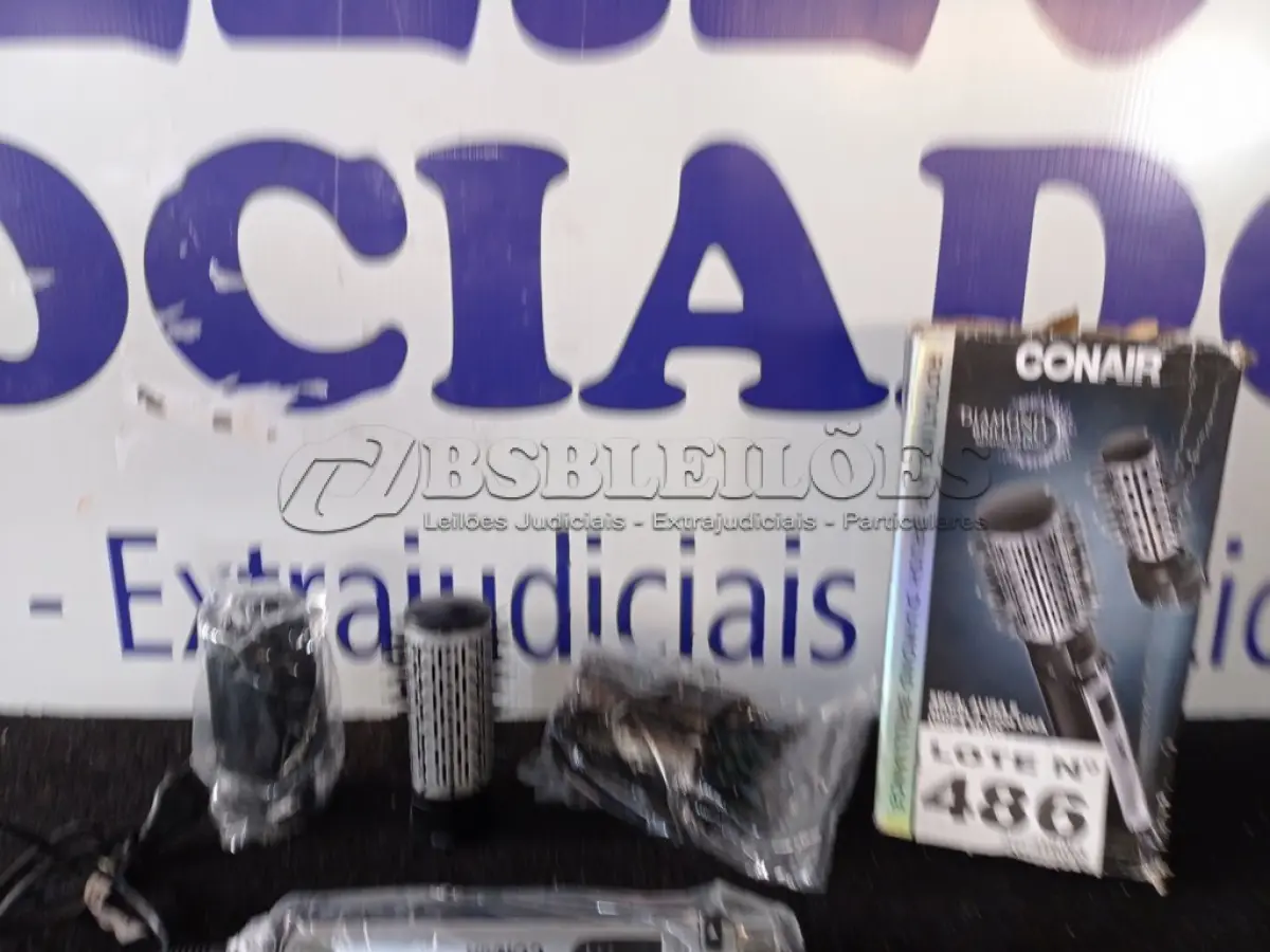 LOTE 486 - 01 - ESCOVA ROTATING AIR BRUSH DIAMOND BRILLIANCE CONAIR | 110V (NO ESTADO, NÃO SABEMOS SE FUNCIONA. LEILÃO NÃO TEM GARANTIA E NEM DEVOLUÇÃO, SUJEITO A POSSÍVEIS AVARIAS VISÍVEIS/OCULTAS E/OU AUSÊNCIA DE COMPONENTES)