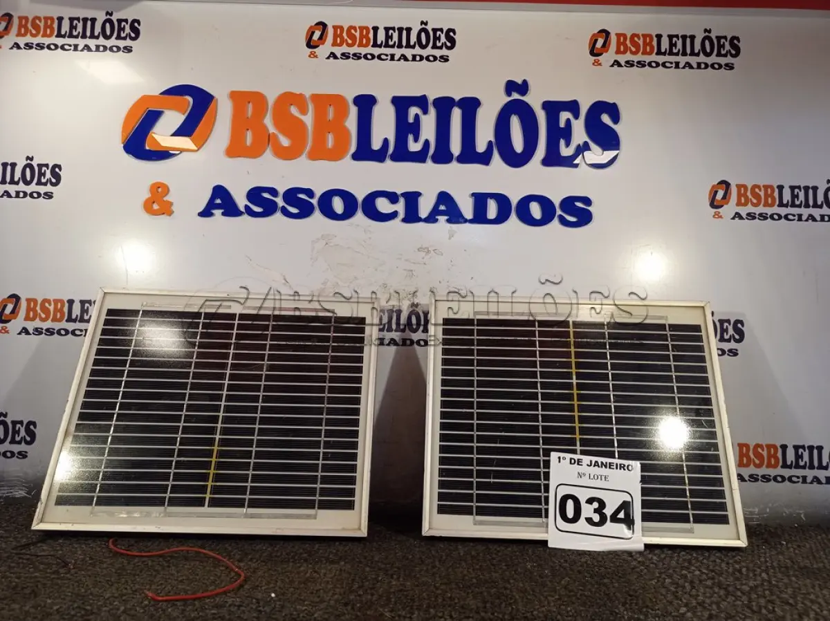 LOTE 034 - 02 PAINÉIS SOLARES 18V 10W. (NO ESTADO) ATENÇÃO! FAZER A VISITAÇÃO ANTES DE ARREMATAR, NÃO SABEMOS SE FUNCIONA. LEILÃO NÃO TEM GARANTIA E NEM DEVOLUÇÃO, SUJEITO A POSSÍVEIS AVARIAS VISÍVEIS/OCULTAS E/OU AUSÊNCIA DE COMPONENTES.