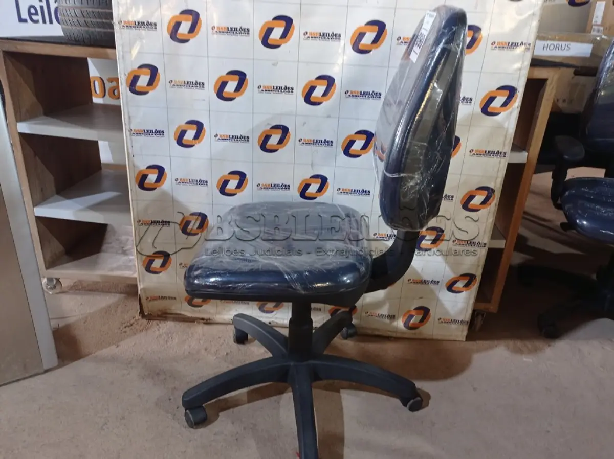 LOTE 090 - 01 CADEIRA DE ESCRITÓRIO COM BASE GIRATÓRIA. (NO ESTADO) ATENÇÃO! FAZER A VISITAÇÃO ANTES DE ARREMATAR, NÃO SABEMOS SE FUNCIONA. LEILÃO NÃO TEM GARANTIA E NEM DEVOLUÇÃO, SUJEITO A POSSÍVEIS AVARIAS VISÍVEIS/OCULTAS E/OU AUSÊNCIA DE COMPONENTES.