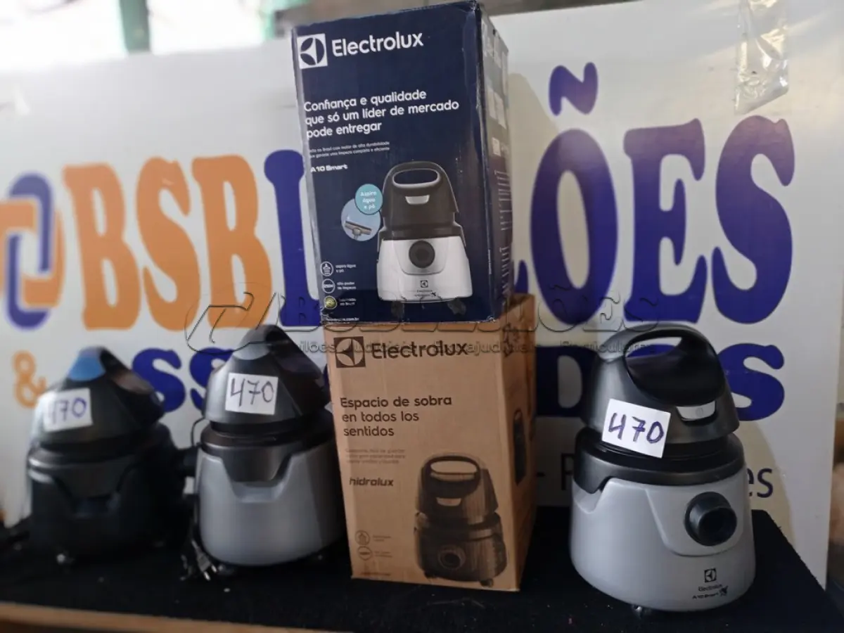 LOTE 470 - 03 - ASPIRADORES DE PÓ ELECTROLUX (NO ESTADO, NÃO SABEMOS SE FUNCIONA. LEILÃO NÃO TEM GARANTIA E NEM DEVOLUÇÃO, SUJEITO A POSSÍVEIS AVARIAS VISÍVEIS/OCULTAS E/OU AUSÊNCIA DE COMPONENTES)