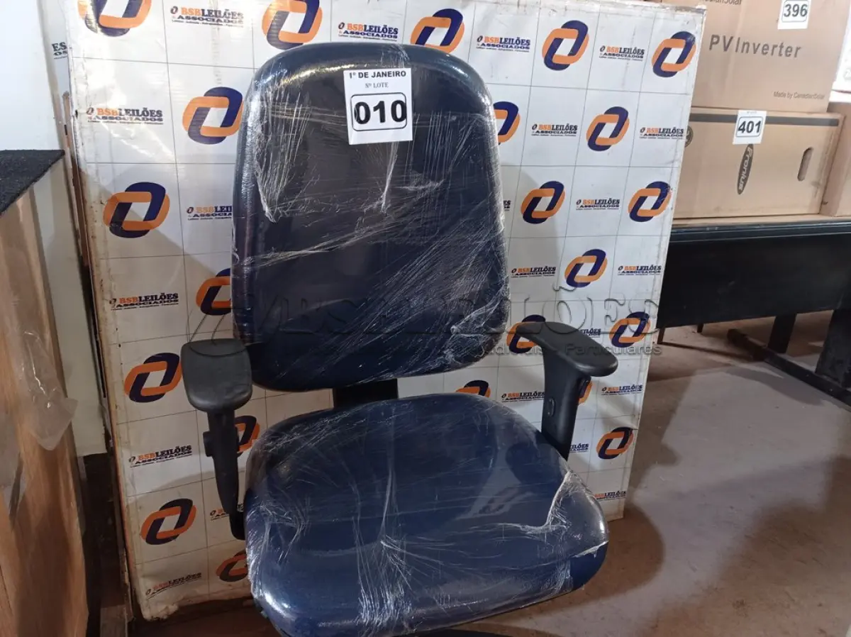 LOTE 010 - 01 CADEIRA DE ESCRITÓRIO COM BASE GIRATÓRIA. (NO ESTADO) ATENÇÃO! FAZER A VISITAÇÃO ANTES DE ARREMATAR, NÃO SABEMOS SE FUNCIONA. LEILÃO NÃO TEM GARANTIA E NEM DEVOLUÇÃO, SUJEITO A POSSÍVEIS AVARIAS VISÍVEIS/OCULTAS E/OU AUSÊNCIA DE COMPONENTES.