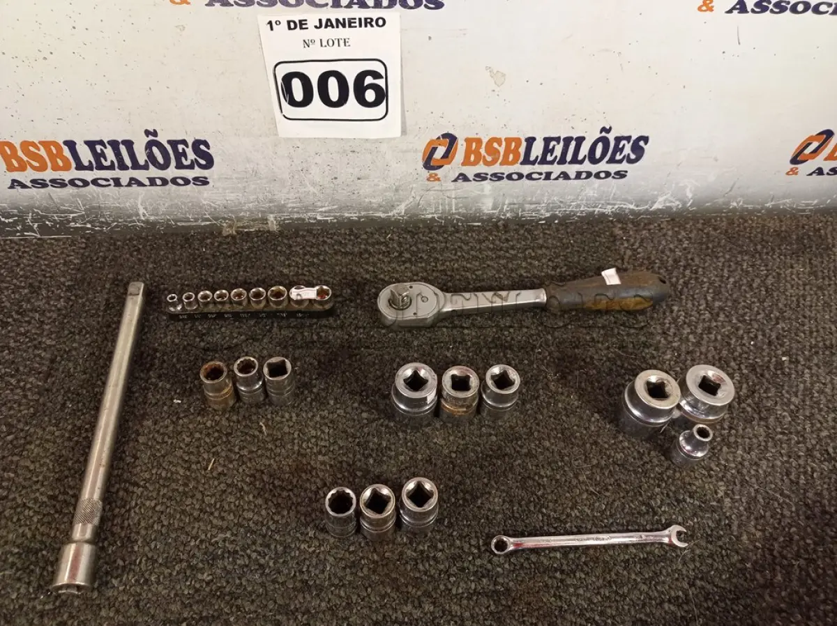 LOTE 006 - 01 CHAVE CATRACA COM VÁRIOS CACHIMBOS. (NO ESTADO) ATENÇÃO! FAZER A VISITAÇÃO ANTES DE ARREMATAR, NÃO SABEMOS SE FUNCIONA. LEILÃO NÃO TEM GARANTIA E NEM DEVOLUÇÃO, SUJEITO A POSSÍVEIS AVARIAS VISÍVEIS/OCULTAS E/OU AUSÊNCIA DE COMPONENTES.