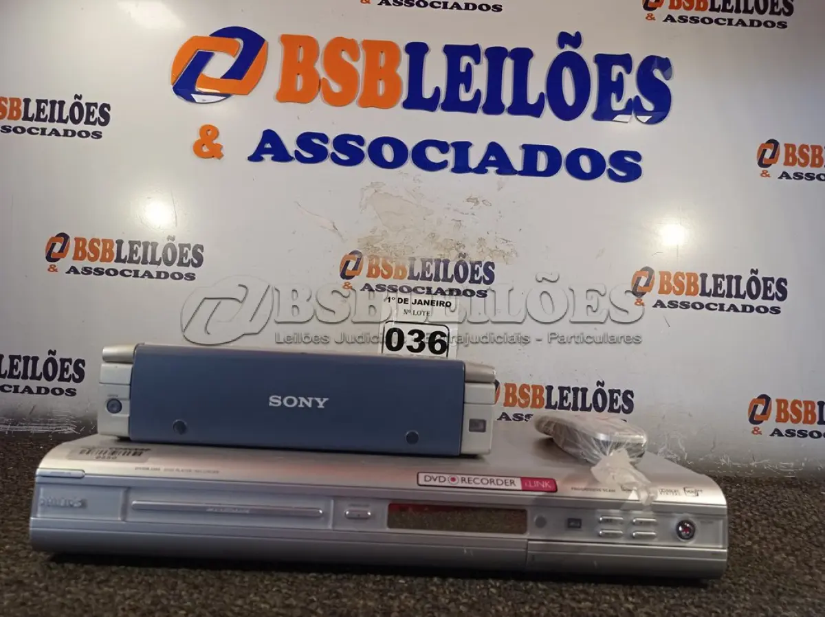 LOTE 036 - 01 APARELHO DE DVD E 01 PROJETOR MULTIMIDIA MARCA SONY. (NO ESTADO) ATENÇÃO! FAZER A VISITAÇÃO ANTES DE ARREMATAR, NÃO SABEMOS SE FUNCIONA. LEILÃO NÃO TEM GARANTIA E NEM DEVOLUÇÃO, SUJEITO A POSSÍVEIS AVARIAS VISÍVEIS/OCULTAS E/OU AUSÊNCIA DE COMPONENTES.