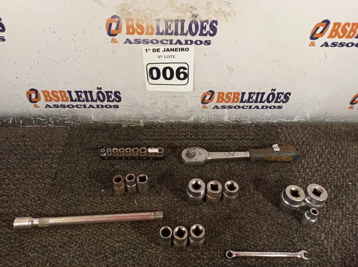 LOTE 006 - 01 CHAVE CATRACA COM VÁRIOS CACHIMBOS. (NO ESTADO) ATENÇÃO! FAZER A VISITAÇÃO ANTES DE ARREMATAR, NÃO SABEMOS SE FUNCIONA. LEILÃO NÃO TEM GARANTIA E NEM DEVOLUÇÃO, SUJEITO A POSSÍVEIS AVARIAS VISÍVEIS/OCULTAS E/OU AUSÊNCIA DE COMPONENTES.