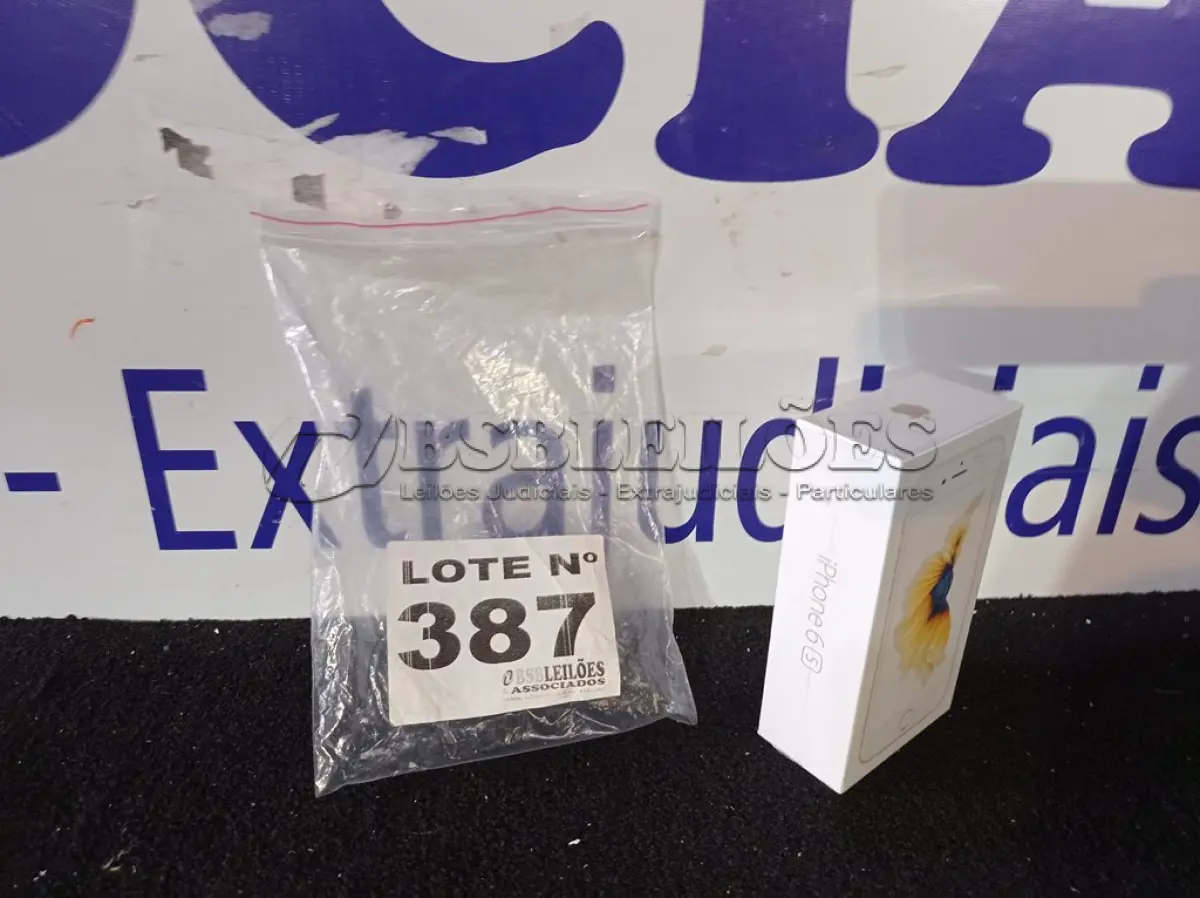 LOTE 387 - 01 - IPHONE 6S 32 GB DOURADO LACRADO (NO ESTADO, NÃO SABEMOS SE FUNCIONA. LEILÃO NÃO TEM GARANTIA E NEM DEVOLUÇÃO, SUJEITO A POSSÍVEIS AVARIAS VISÍVEIS/OCULTAS E/OU AUSÊNCIA DE COMPONENTES)