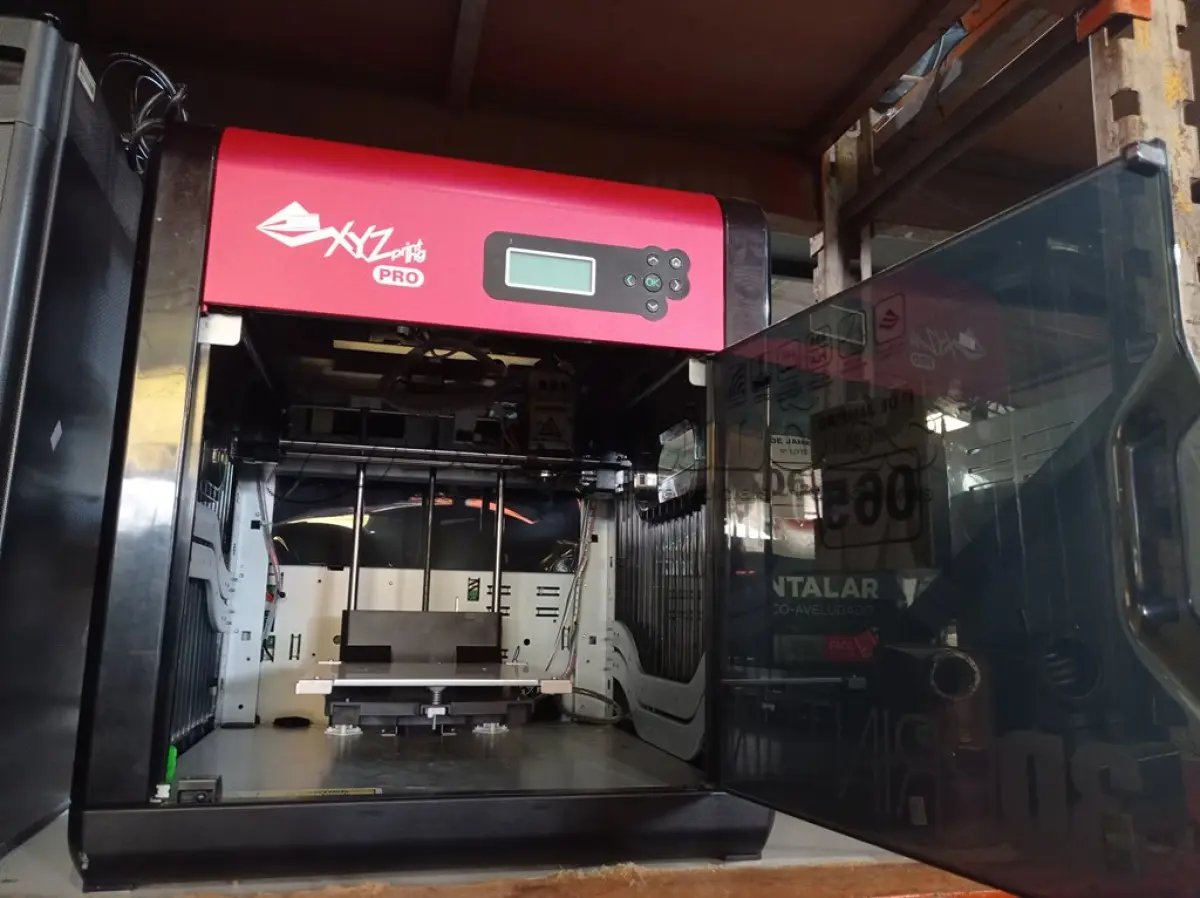 LOTE 065 - 01 IMPRESSORA 3D DA VINCI PRO. (NO ESTADO) ATENÇÃO! FAZER A VISITAÇÃO ANTES DE ARREMATAR, NÃO SABEMOS SE FUNCIONA. LEILÃO NÃO TEM GARANTIA E NEM DEVOLUÇÃO, SUJEITO A POSSÍVEIS AVARIAS VISÍVEIS/OCULTAS E/OU AUSÊNCIA DE COMPONENTES.