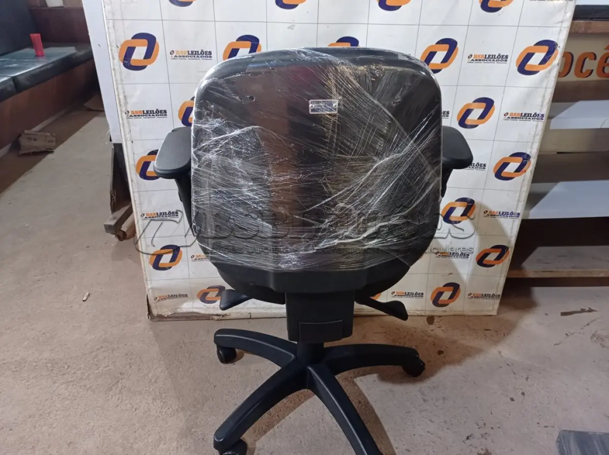 LOTE 060 - 01 CADEIRA DE ESCRITÓRIO COM BASE GIRATÓRIA. (NO ESTADO) ATENÇÃO! FAZER A VISITAÇÃO ANTES DE ARREMATAR, NÃO SABEMOS SE FUNCIONA. LEILÃO NÃO TEM GARANTIA E NEM DEVOLUÇÃO, SUJEITO A POSSÍVEIS AVARIAS VISÍVEIS/OCULTAS E/OU AUSÊNCIA DE COMPONENTES.