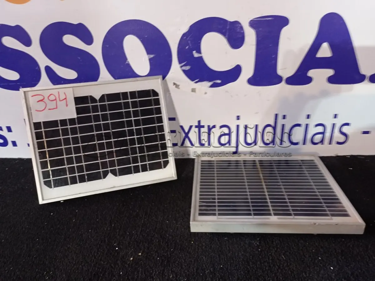 LOTE 394 - 02 PAINÉIS SOLARES 18V 10W. (NO ESTADO) ATENÇÃO! FAZER A VISITAÇÃO ANTES DE ARREMATAR, NÃO SABEMOS SE FUNCIONA. LEILÃO NÃO TEM GARANTIA E NEM DEVOLUÇÃO, SUJEITO A POSSÍVEIS AVARIAS VISÍVEIS/OCULTAS E/OU AUSÊNCIA DE COMPONENTES.