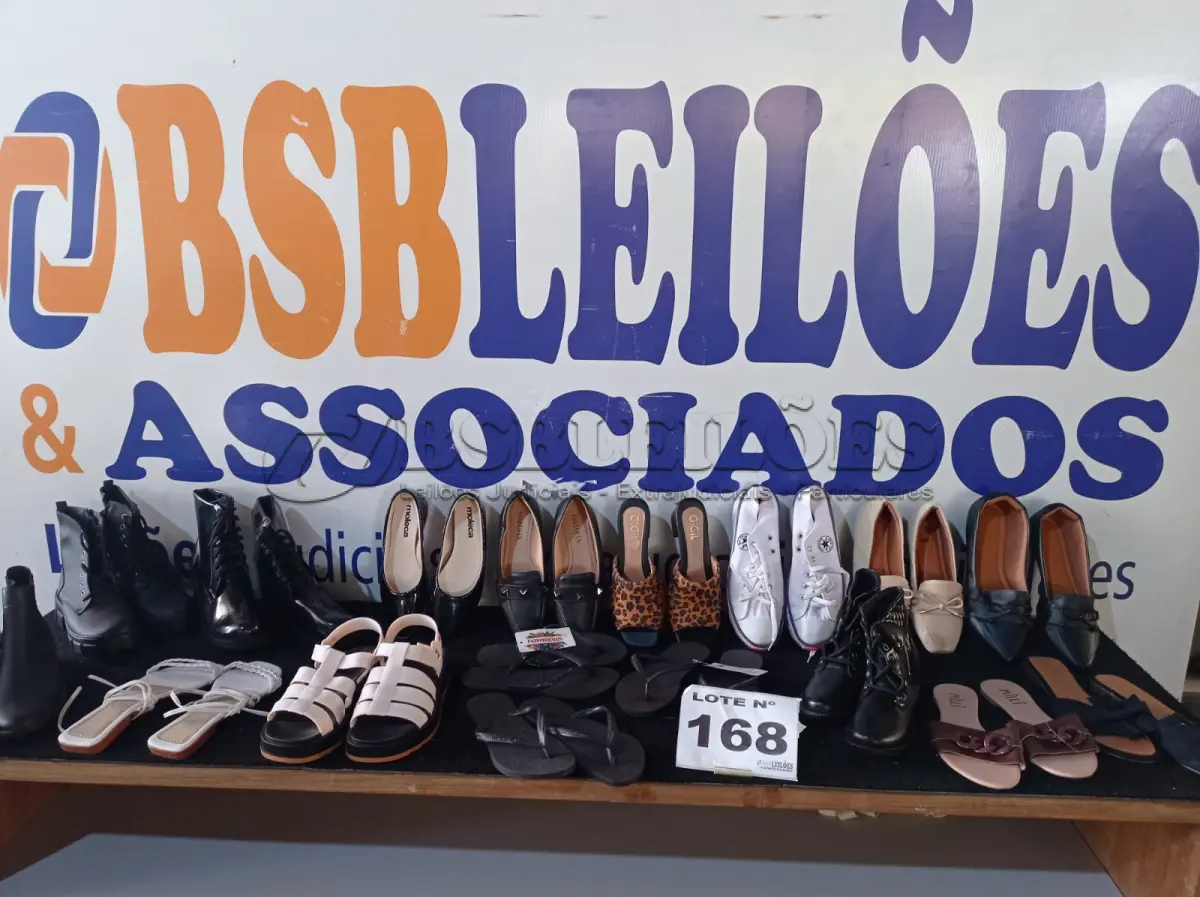 LOTE 168 - 17 - CALÇADOS FEMININOS VARIADOS (NO ESTADO, NÃO SABEMOS SE FUNCIONA. LEILÃO NÃO TEM GARANTIA E NEM DEVOLUÇÃO, SUJEITO A POSSÍVEIS AVARIAS VISÍVEIS/OCULTAS E/OU AUSÊNCIA DE COMPONENTES)