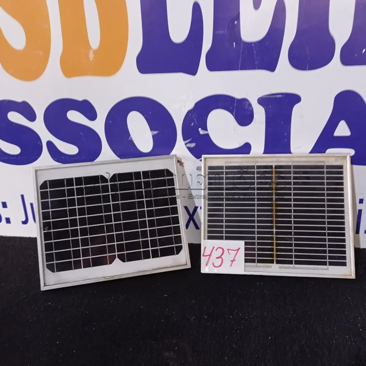 LOTE 437 - 02 PAINÉIS SOLARES 18V 10W. (NO ESTADO) ATENÇÃO! FAZER A VISITAÇÃO ANTES DE ARREMATAR, NÃO SABEMOS SE FUNCIONA. LEILÃO NÃO TEM GARANTIA E NEM DEVOLUÇÃO, SUJEITO A POSSÍVEIS AVARIAS VISÍVEIS/OCULTAS E/OU AUSÊNCIA DE COMPONENTES.