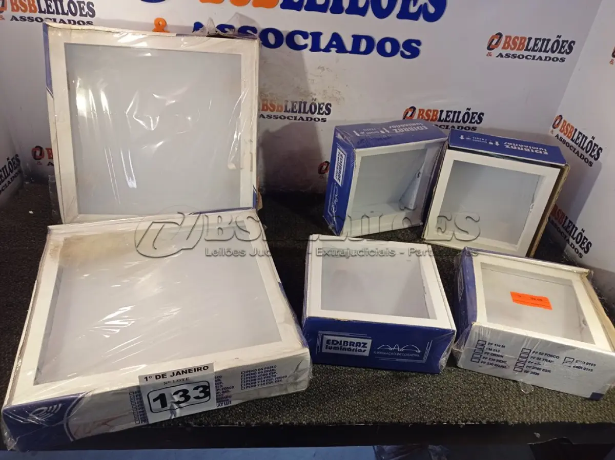 LOTE 133 - 01 LOTE COM VÁRIAS LUMINÁRIAS DE EMBUTIR. (NO ESTADO) ATENÇÃO! FAZER A VISITAÇÃO ANTES DE ARREMATAR, NÃO SABEMOS SE FUNCIONA. LEILÃO NÃO TEM GARANTIA E NEM DEVOLUÇÃO, SUJEITO A POSSÍVEIS AVARIAS VISÍVEIS/OCULTAS E/OU AUSÊNCIA DE COMPONENTES.