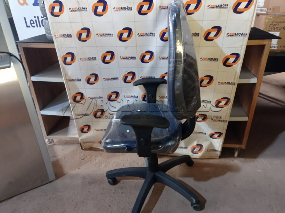 LOTE 270 - 01 CADEIRA DE ESCRITÓRIO COM BASE GIRATÓRIA. (NO ESTADO) ATENÇÃO! FAZER A VISITAÇÃO ANTES DE ARREMATAR, NÃO SABEMOS SE FUNCIONA. LEILÃO NÃO TEM GARANTIA E NEM DEVOLUÇÃO, SUJEITO A POSSÍVEIS AVARIAS VISÍVEIS/OCULTAS E/OU AUSÊNCIA DE COMPONENTES.
