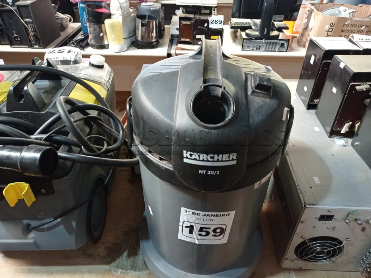 LOTE 159 - 01 ASPIRADOR DE PÓ MARCA KARCHER NT 20/1 220V. (NO ESTADO) ATENÇÃO! FAZER A VISITAÇÃO ANTES DE ARREMATAR, NÃO SABEMOS SE FUNCIONA. LEILÃO NÃO TEM GARANTIA E NEM DEVOLUÇÃO, SUJEITO A POSSÍVEIS AVARIAS VISÍVEIS/OCULTAS E/OU AUSÊNCIA DE COMPONENTES.