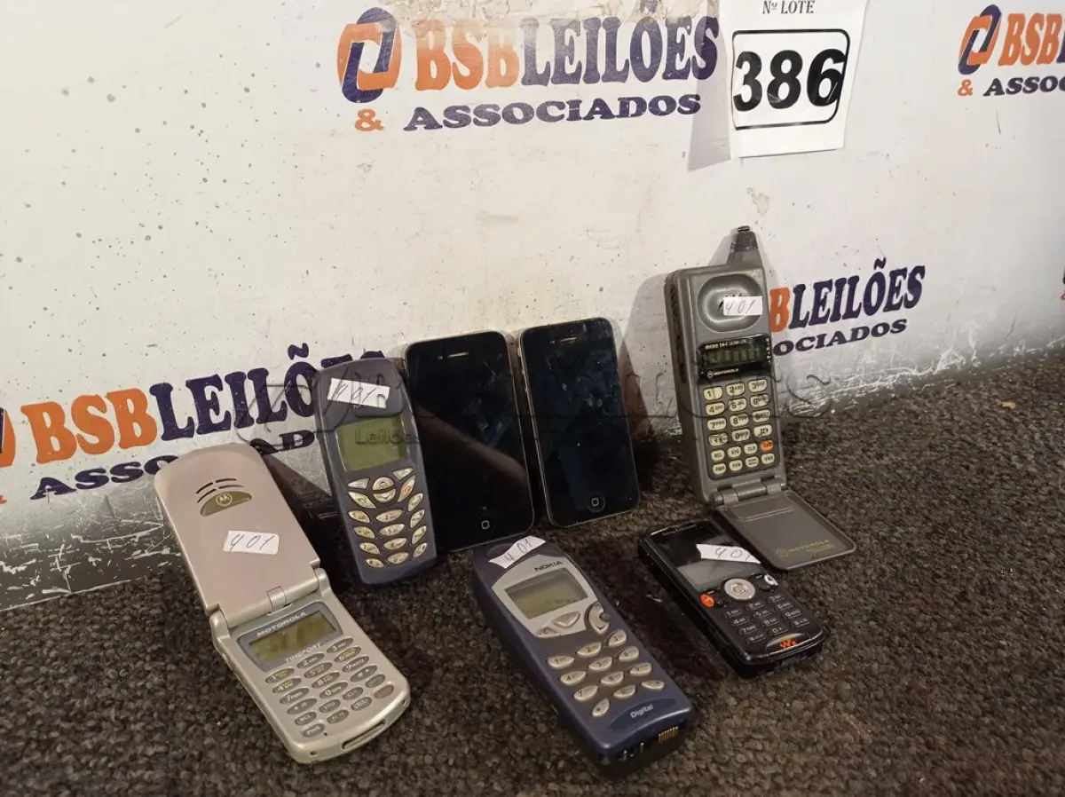 LOTE 386 - 01 LOTE COM VÁRIOS TELEFONES MARCAS E MODELOS DIVERSOS. (NO ESTADO) ATENÇÃO! FAZER A VISITAÇÃO ANTES DE ARREMATAR, NÃO SABEMOS SE FUNCIONA. LEILÃO NÃO TEM GARANTIA E NEM DEVOLUÇÃO, SUJEITO A POSSÍVEIS AVARIAS VISÍVEIS/OCULTAS E/OU AUSÊNCIA DE COMPONENTES.