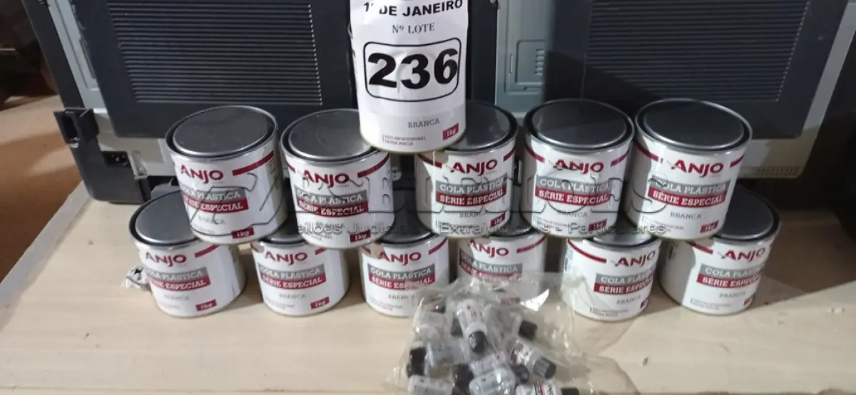LOTE 236 - 12 LATAS DE COLA PLÁSTICA ANJO. (NO ESTADO) ATENÇÃO! FAZER A VISITAÇÃO ANTES DE ARREMATAR, NÃO SABEMOS SE FUNCIONA. LEILÃO NÃO TEM GARANTIA E NEM DEVOLUÇÃO, SUJEITO A POSSÍVEIS AVARIAS VISÍVEIS/OCULTAS E/OU AUSÊNCIA DE COMPONENTES.