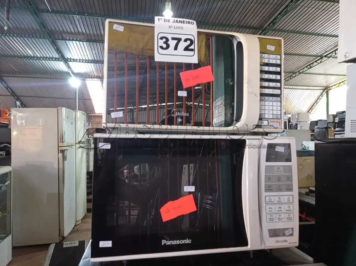LOTE 372 - 02 MICRO-ONDAS MARCAS E MODELOS DIVERSOS. (NO ESTADO) ATENÇÃO! FAZER A VISITAÇÃO ANTES DE ARREMATAR, NÃO SABEMOS SE FUNCIONA. LEILÃO NÃO TEM GARANTIA E NEM DEVOLUÇÃO, SUJEITO A POSSÍVEIS AVARIAS VISÍVEIS/OCULTAS E/OU AUSÊNCIA DE COMPONENTES.