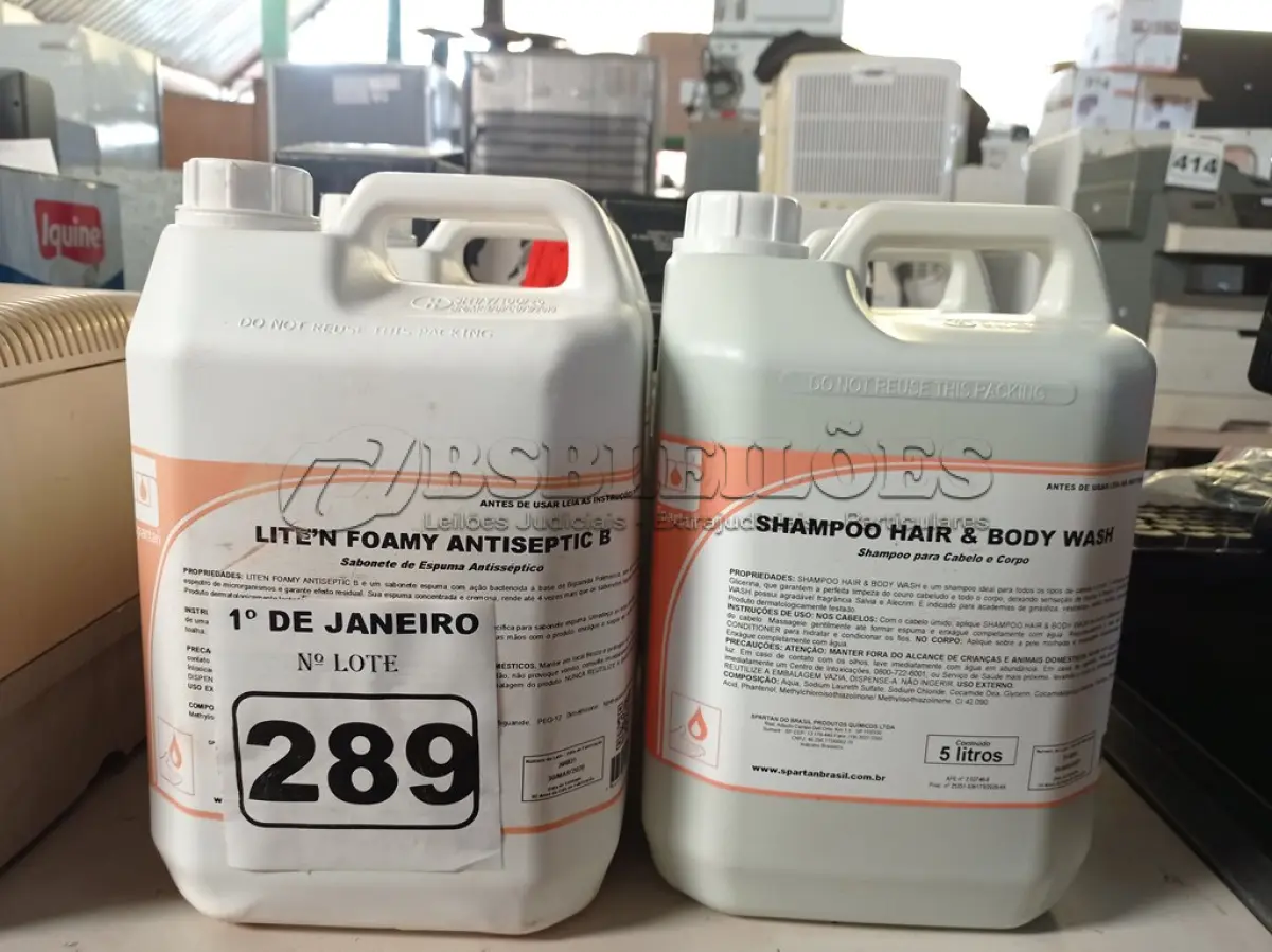 LOTE 289 - 10 LITROS DE SABONETE DE ESPUMA ANTISSÉPTICO E 10 LITROS DE SHAMPOO PARA CABELO E CORPO. (NO ESTADO) ATENÇÃO! FAZER A VISITAÇÃO ANTES DE ARREMATAR, NÃO SABEMOS SE FUNCIONA. LEILÃO NÃO TEM GARANTIA E NEM DEVOLUÇÃO, SUJEITO A POSSÍVEIS AVARIAS VISÍVEIS/OCULTAS E/OU AUSÊNCIA DE COMPONENTES.
